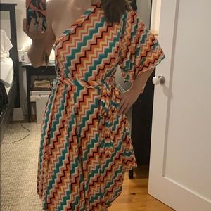 Patterned one shoulder dress. Simply amazing.